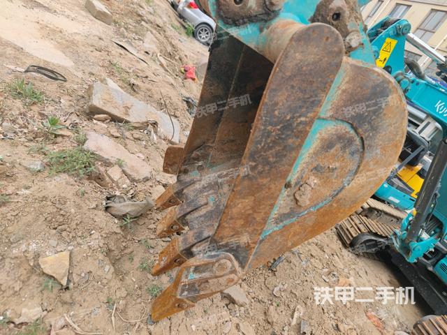 鏟斗右后整體(工作和回轉(zhuǎn)裝置) 鏟斗右后整體(工作和回轉(zhuǎn)裝置)