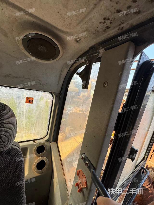 驾驶室顶部（整机外观）