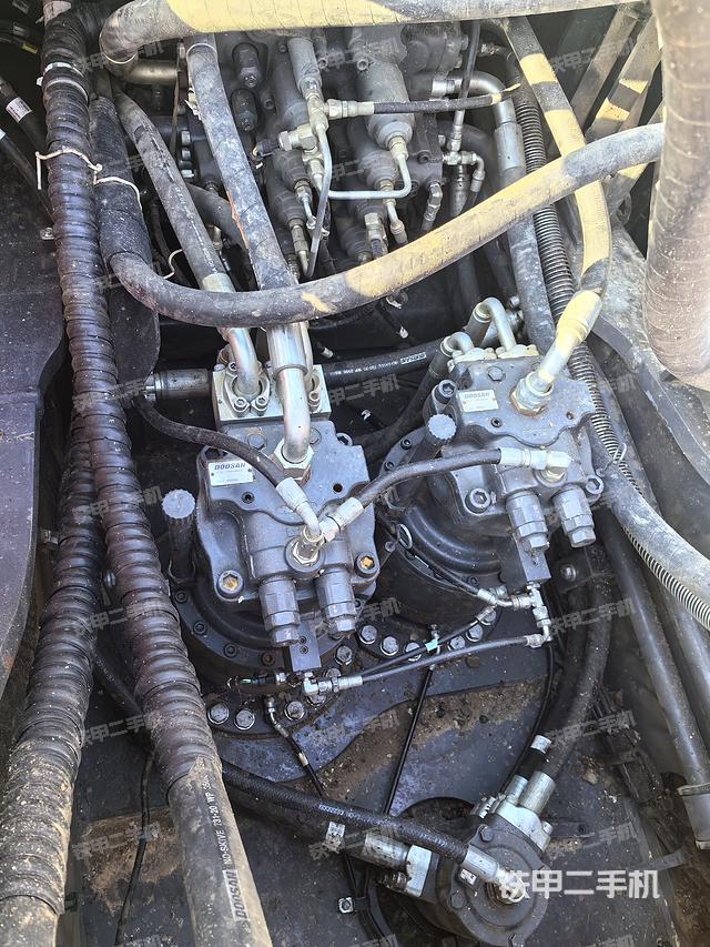 回转马达和主控阀（整机外观）