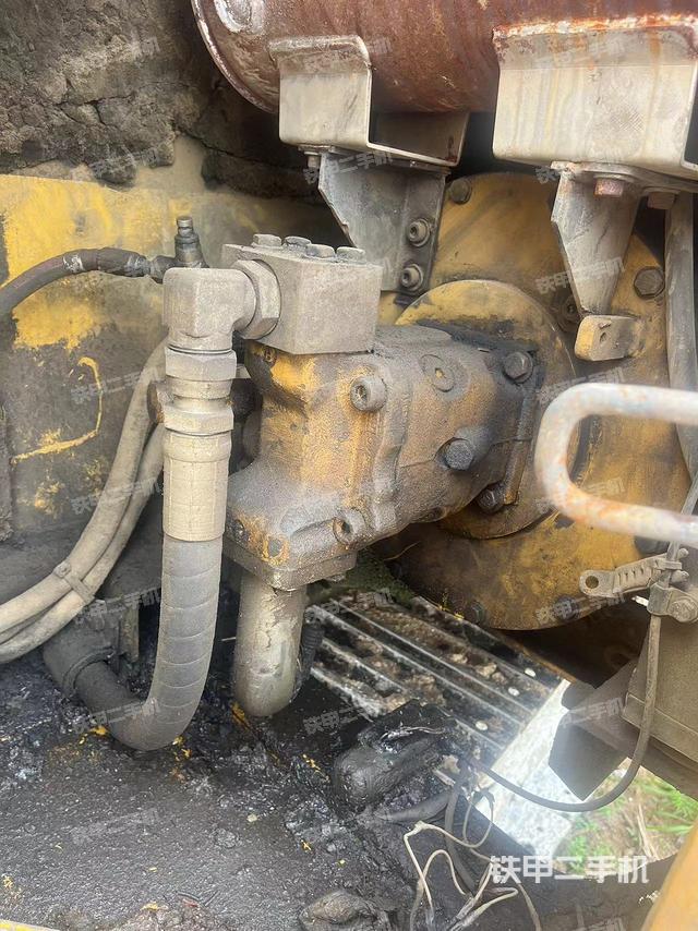 液压泵舱室正面整体（整机外观）