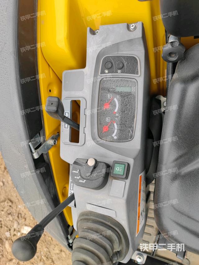 座椅左側(cè)控制臺(tái)/音響/含左手柄（駕駛室部分）