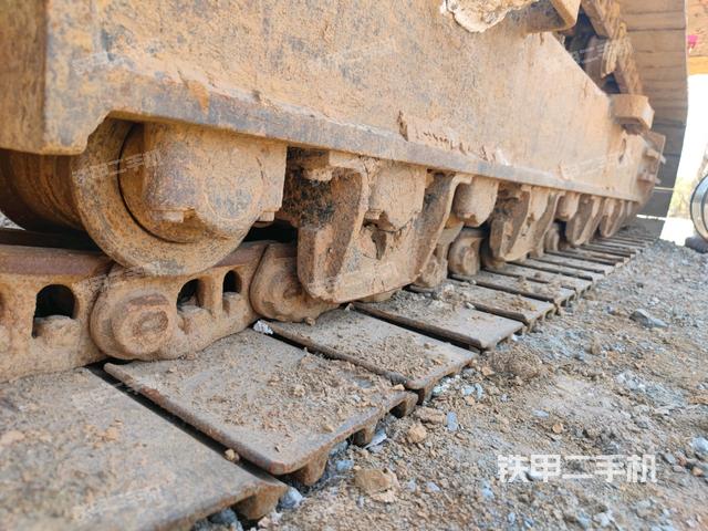 左驅(qū)動輪（行走機構(gòu)）