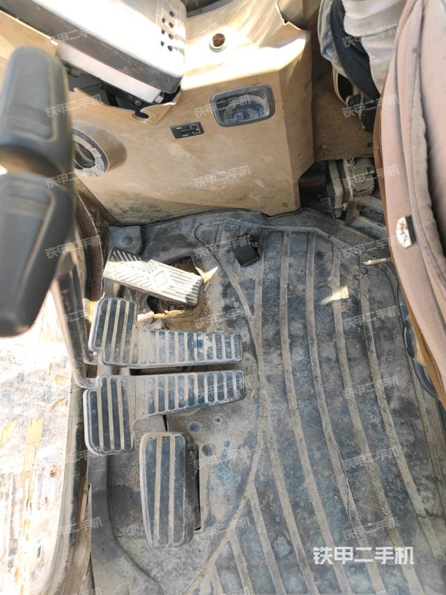 行走控制手柄和踏板?俯拍（駕駛室部分）