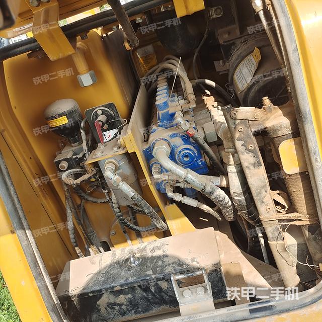 回转马达和主控阀（整机外观）