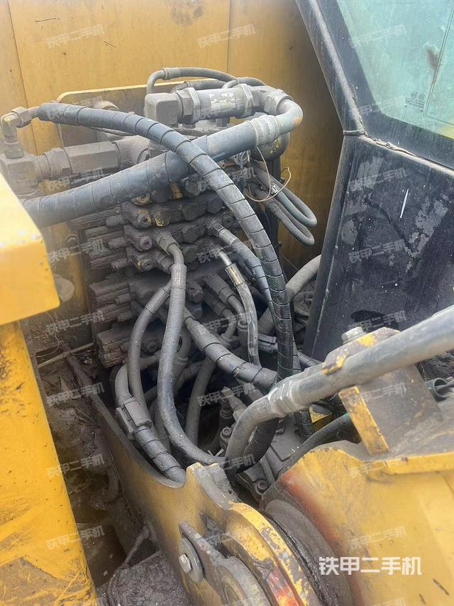 回转马达和主控阀（整机外观）