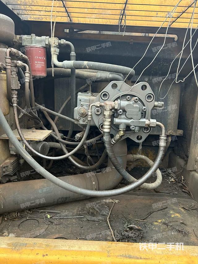 液压泵舱室正面整体（整机外观）