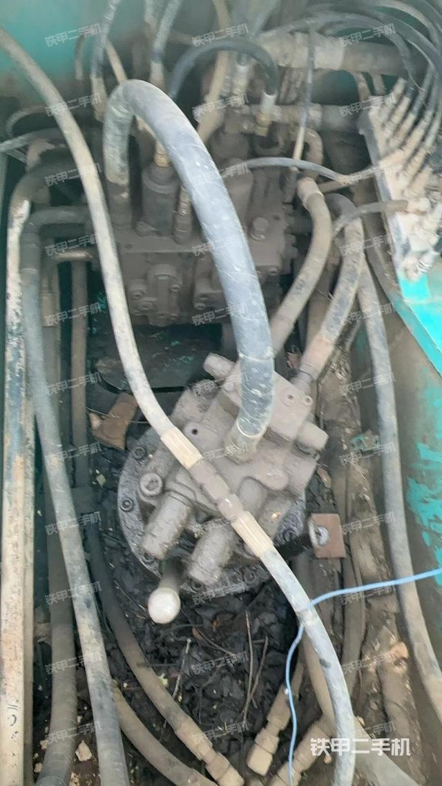 回转马达和主控阀（整机外观）