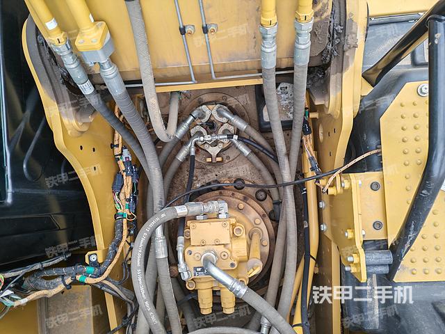 回转马达和主控阀（整机外观）