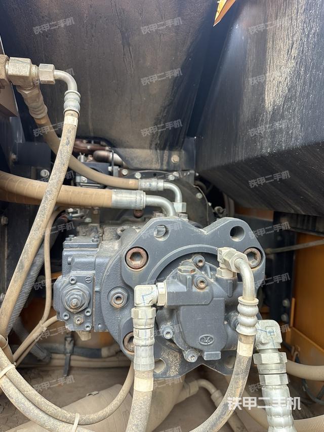 液压泵舱室正面整体（整机外观）