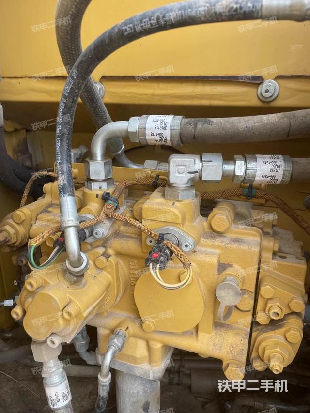 液压泵舱室正面整体（整机外观）