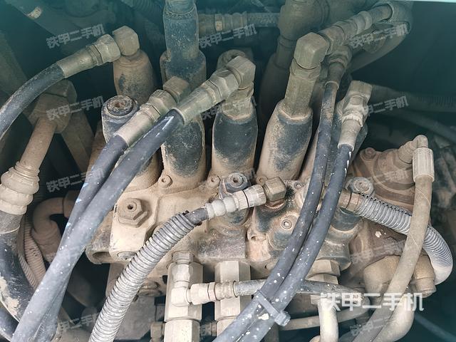 回转马达和主控阀（整机外观）