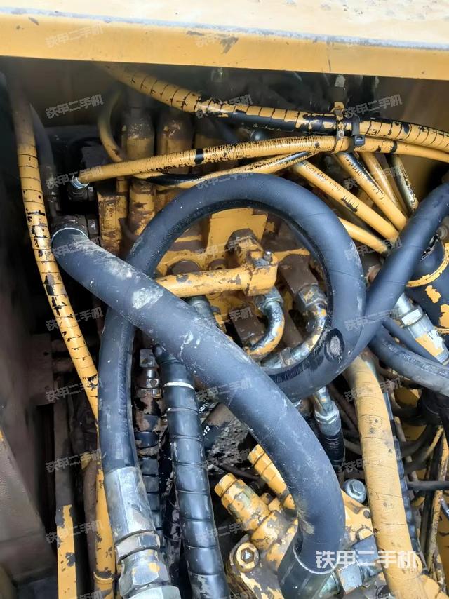 回转马达和主控阀（整机外观）