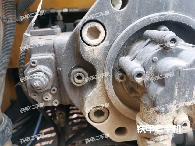 液压泵舱室正面整体（整机外观）