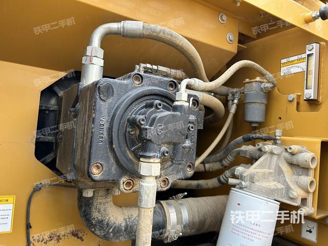 液压泵舱室正面整体（整机外观）