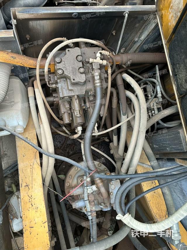 回转马达和主控阀（整机外观）