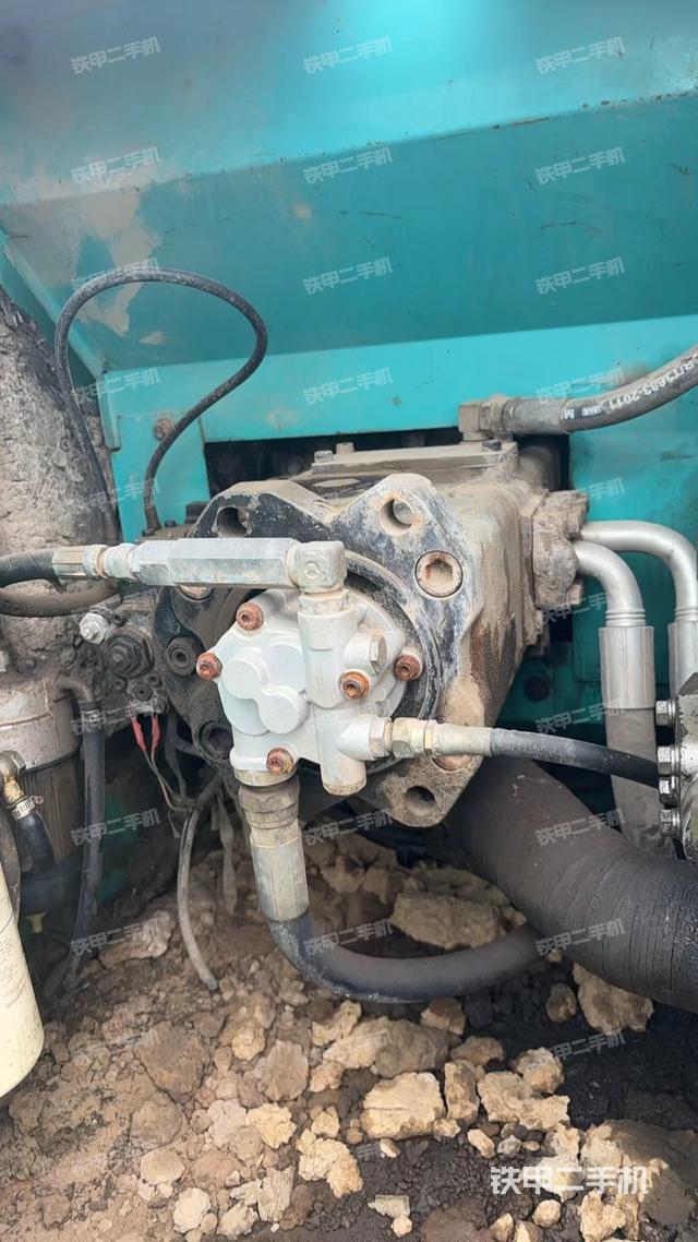 液压泵舱室正面整体（整机外观）