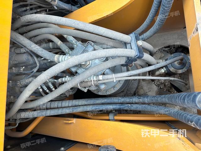 回转马达和主控阀（整机外观）