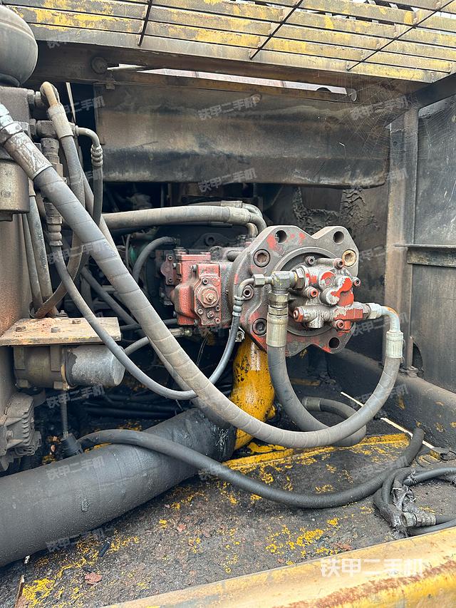 液压泵舱室正面整体（整机外观）