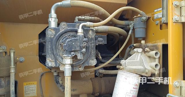 液压泵舱室正面整体（整机外观）