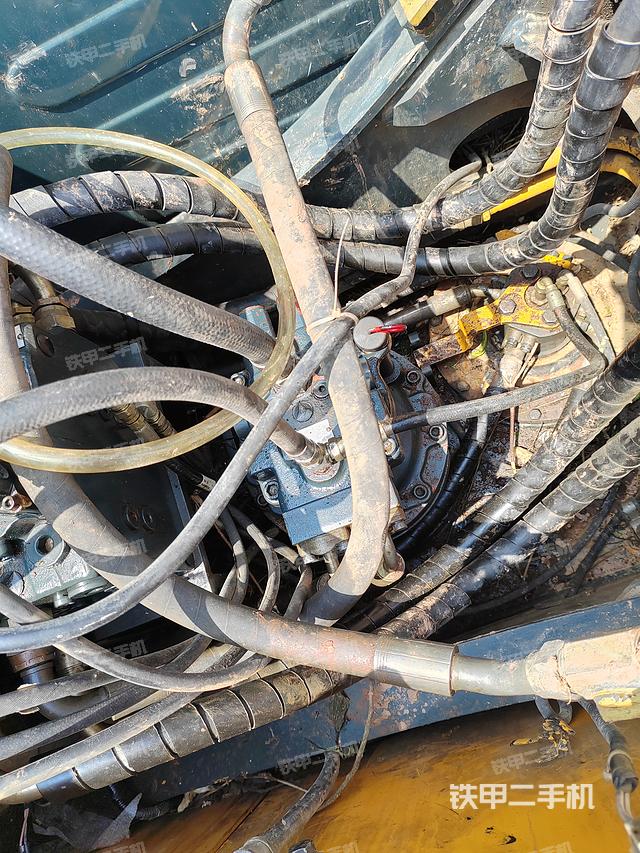 回转马达和主控阀（整机外观）