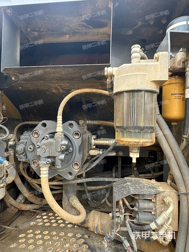 液压泵舱室正面整体（整机外观）