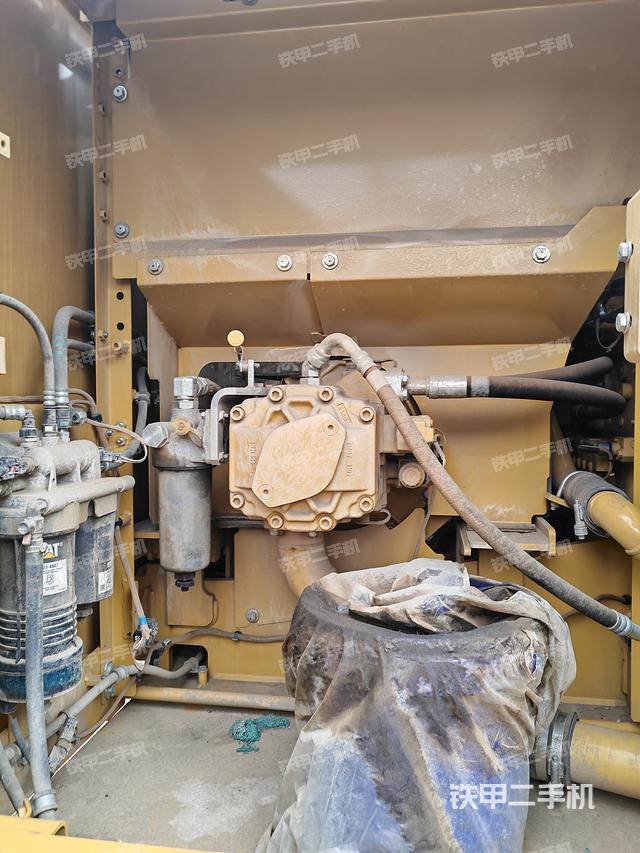 液压泵舱室正面整体（整机外观）