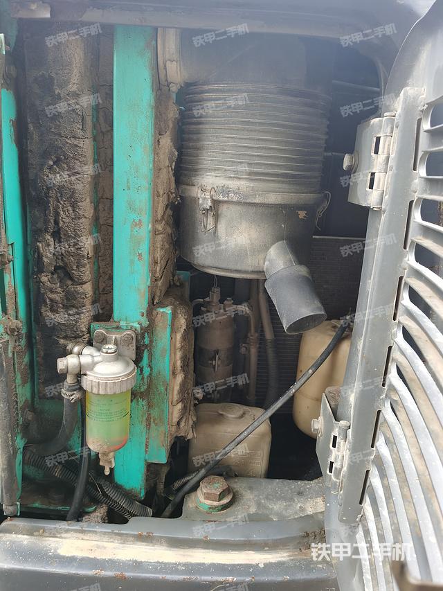 液压泵舱室正面整体（整机外观）