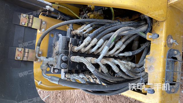 液压泵舱室正面整体（整机外观）