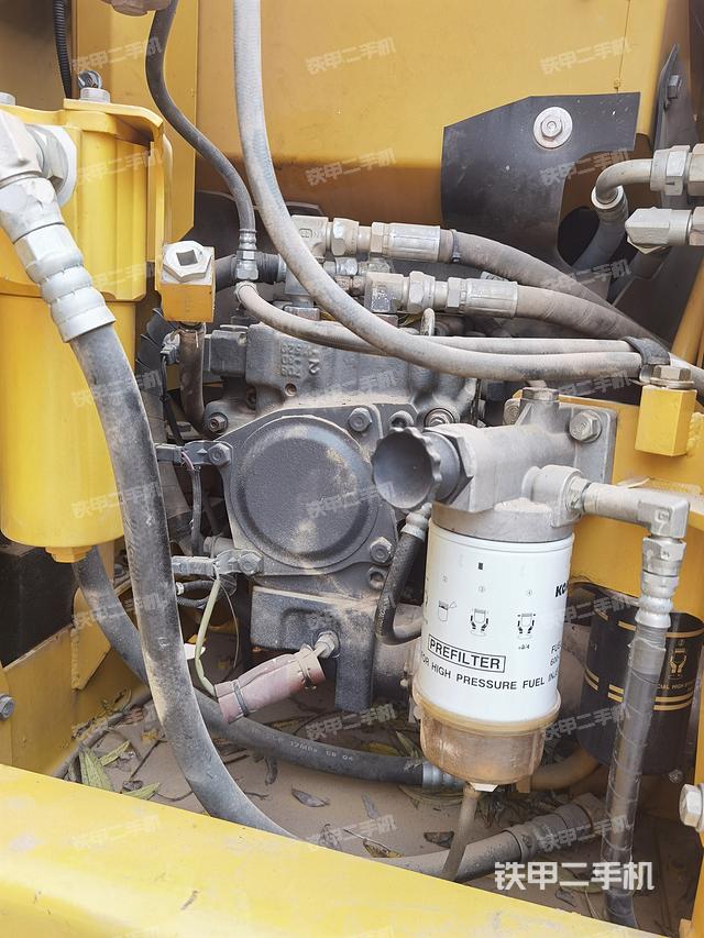 液压泵舱室正面整体（整机外观）