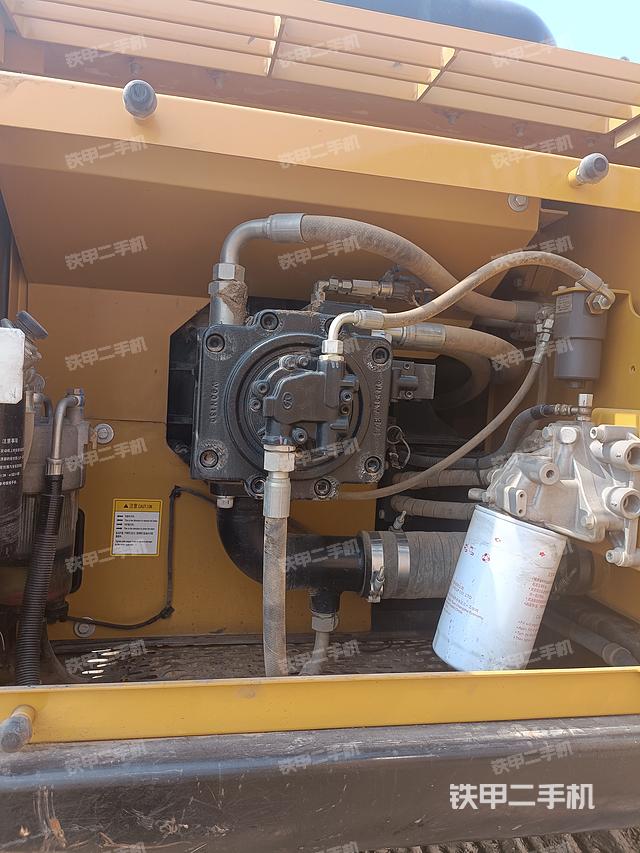 液压泵舱室正面整体（整机外观）