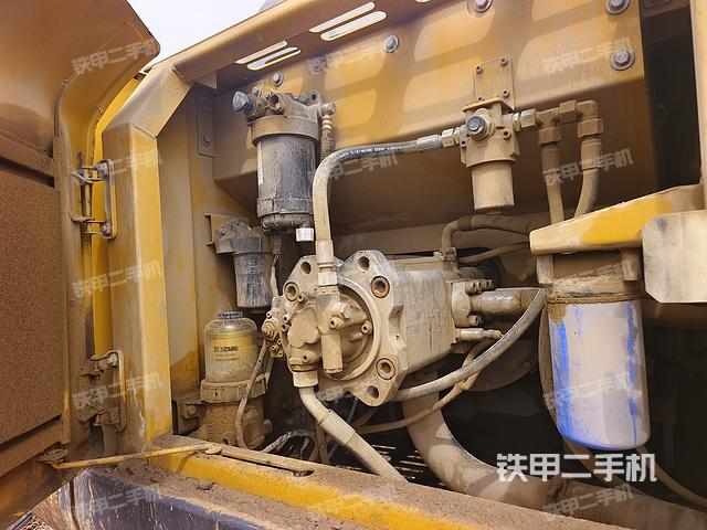 液压泵舱室正面整体（整机外观）