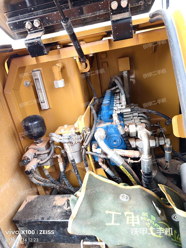 回转马达和主控阀（整机外观）