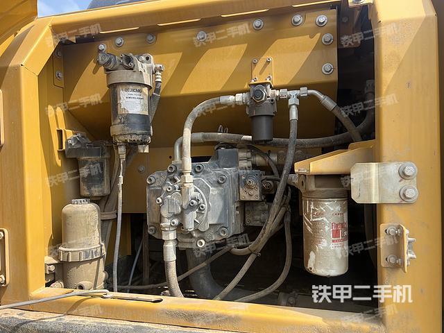 液压泵舱室正面整体（整机外观）