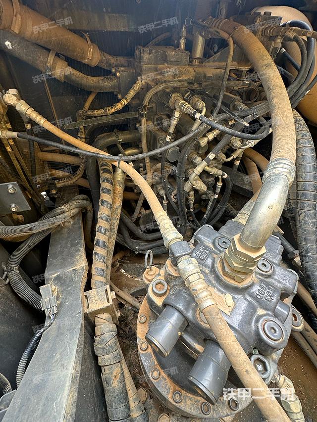 回转马达和主控阀（整机外观）