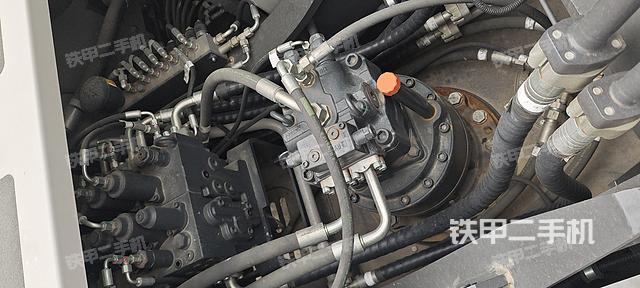 液压泵舱室正面整体（整机外观）