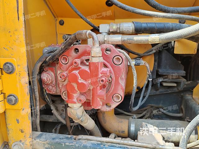 液压泵舱室正面整体（整机外观）