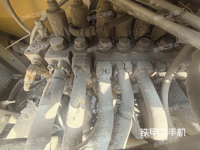 回转马达和主控阀（整机外观）