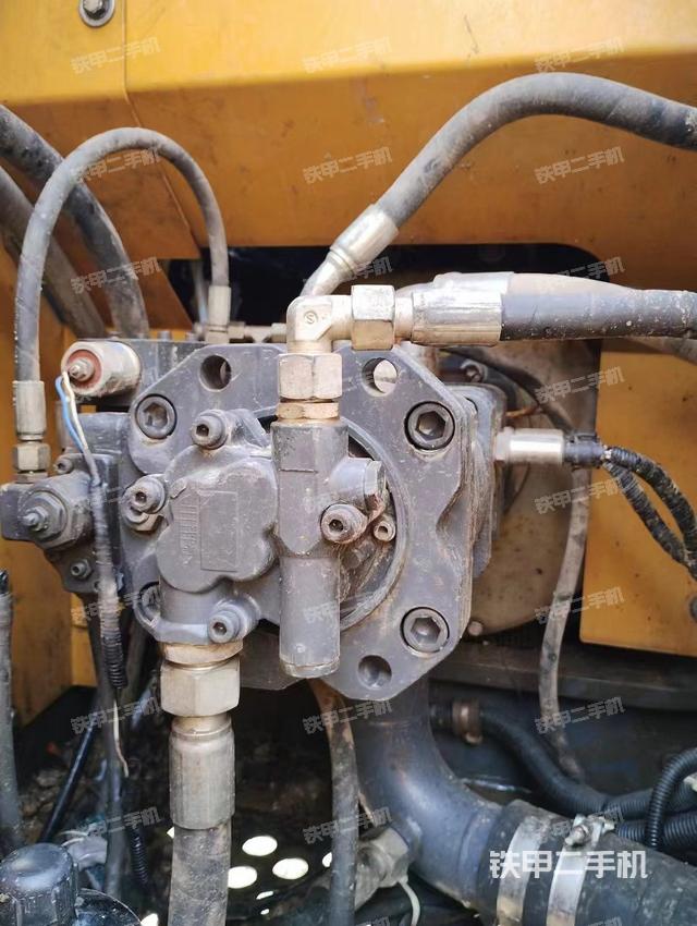 液压泵舱室正面整体（整机外观）