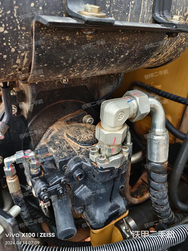 液压泵舱室正面整体（整机外观）