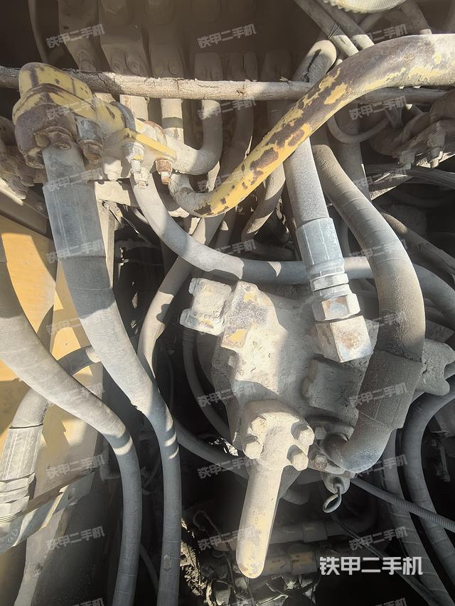 液压泵舱室正面整体（整机外观）