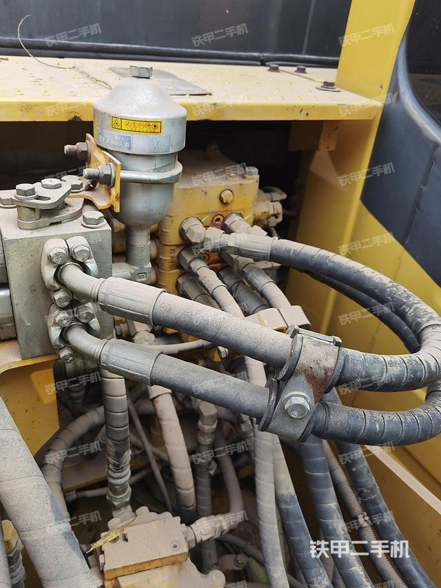 回转马达和主控阀（整机外观）