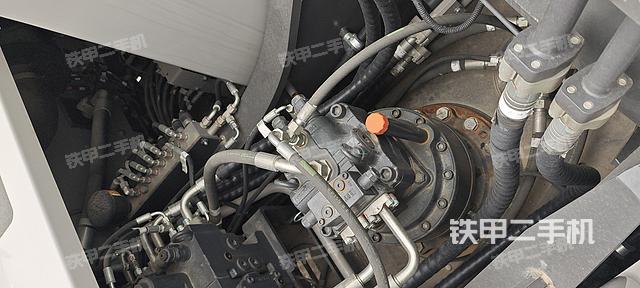 回转马达和主控阀（整机外观）