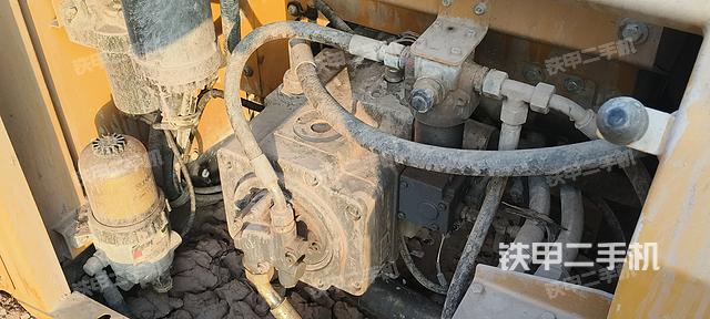 液压泵舱室正面整体（整机外观）