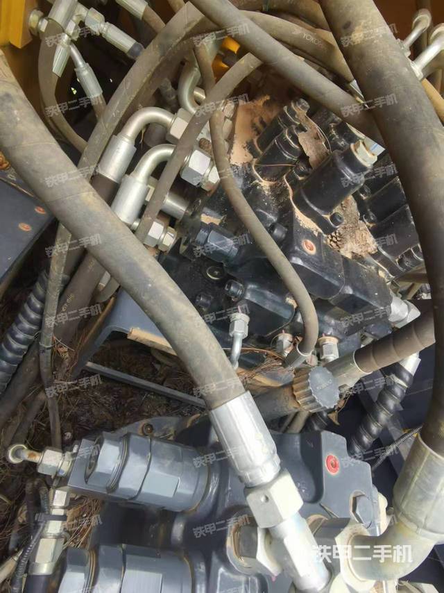 回转马达和主控阀（整机外观）