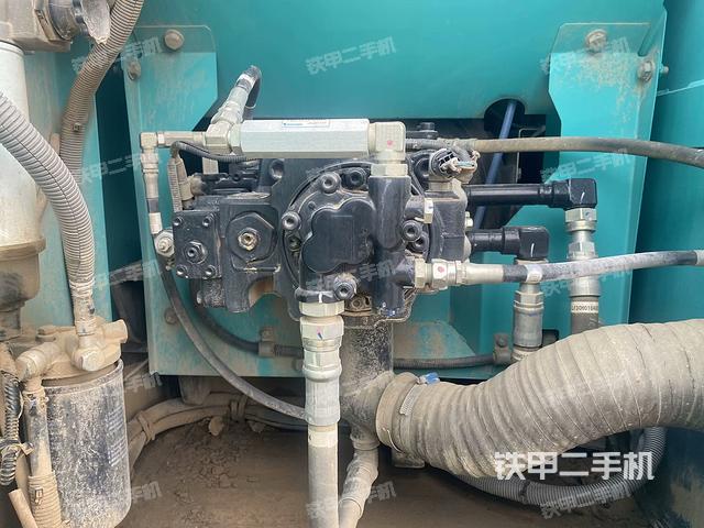 液压泵舱室正面整体（整机外观）