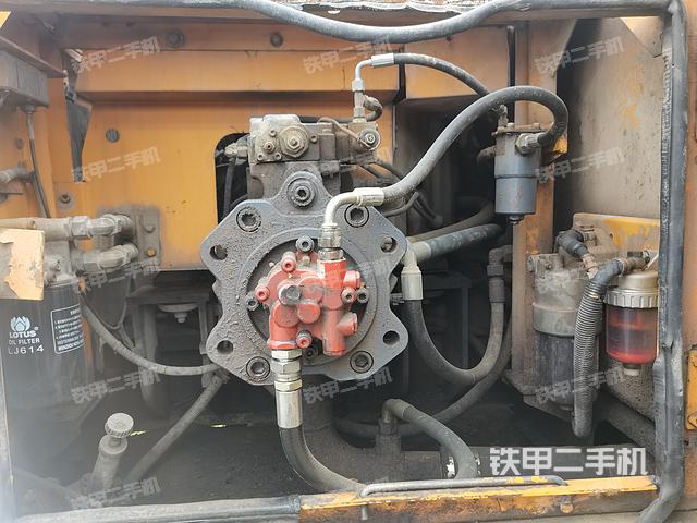 液压泵舱室正面整体（整机外观）