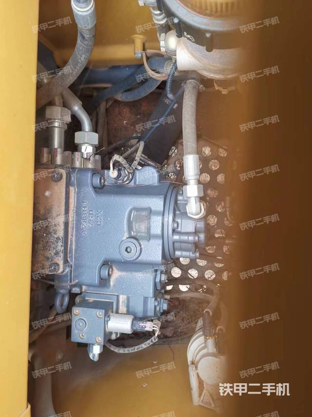 液压泵舱室正面整体（整机外观）