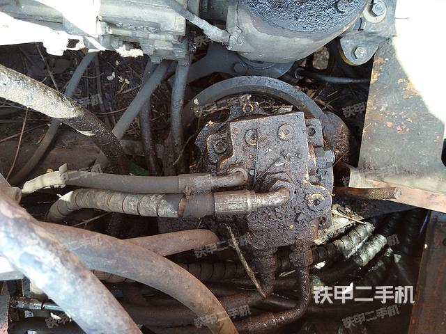 回转马达和主控阀（整机外观）