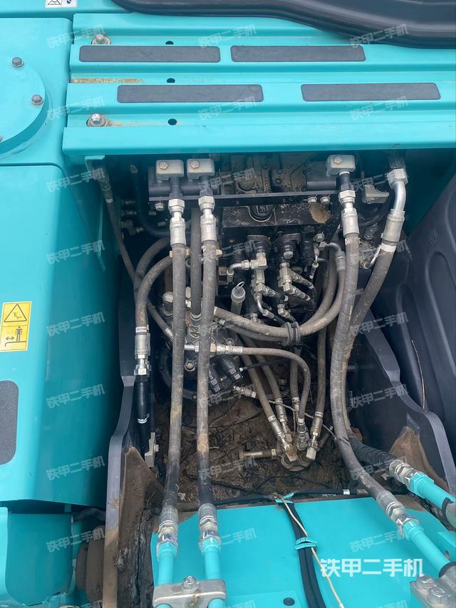 回转马达和主控阀（整机外观）