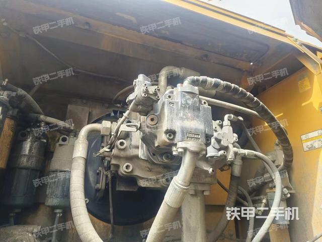 液压泵舱室正面整体（整机外观）